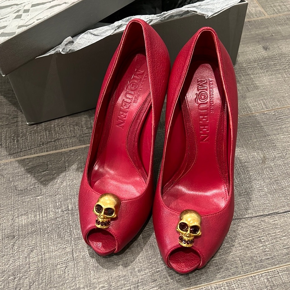 Alexander McQueen gold skull heels size 35/36
